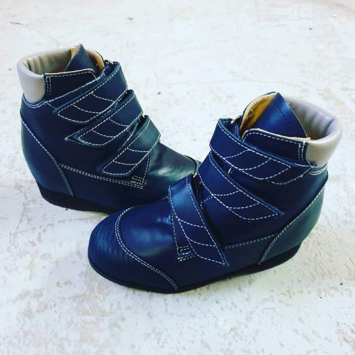 Vente de chaussures orthopédiques, Étampes